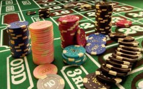 Jetwin ကတ်ဂိမ်းများ Teen Patti Poker Blackjack Mobile App ဖြင့်ကစားနေသောမြင်ကွင်း